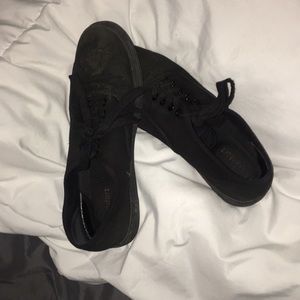 Black no-slip sneakers